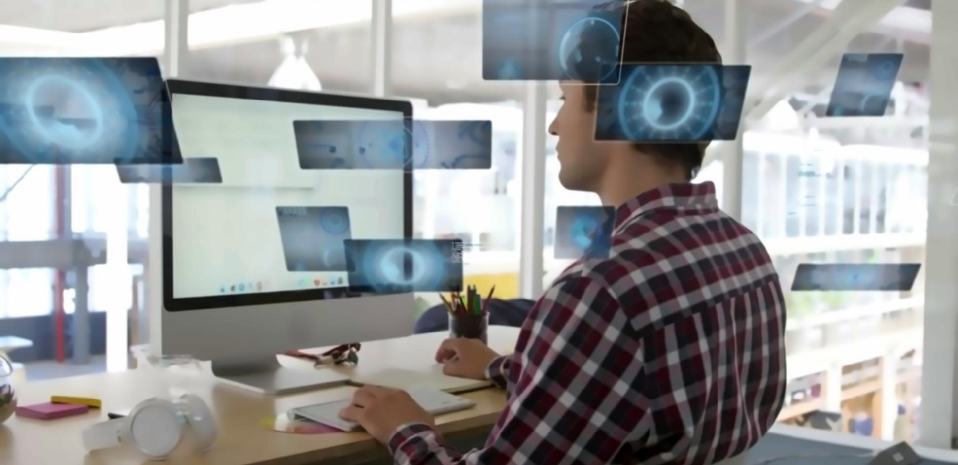 Bureau moderne avec équipement technique pour développement mobile